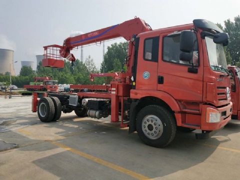 點擊查看詳細(xì)信息<br>標(biāo)題：6.3噸大運隨車吊 閱讀次數(shù)：1623