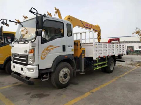 點擊查看詳細信息<br>標題：5噸重汽豪曼隨車吊 閱讀次數(shù)：2679