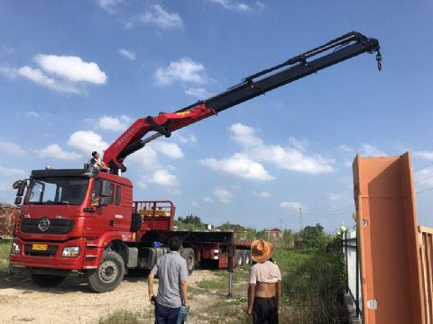 點擊查看詳細信息<br>標題：30噸折臂吊 閱讀次數(shù)：2441